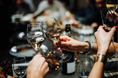 Die Forschung zeigt, dass das Krebsrisiko umso größer ist, je mehr Alkohol eine Person trinkt. Doch selbst kleine Mengen erhöhen schon die Wahrscheinlichkeit für sieben Krebsarten
