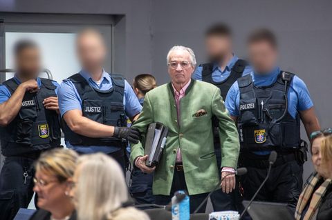 Reichsbürger-Prozess: Heinrich XIII. Prinz Reuß (M) wird von Justizbeamten in den Gerichtssaal geführt