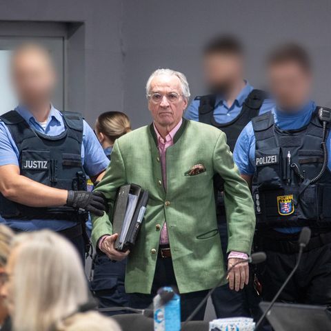 Reichsbürger-Prozess: Heinrich XIII. Prinz Reuß (M) wird von Justizbeamten in den Gerichtssaal geführt