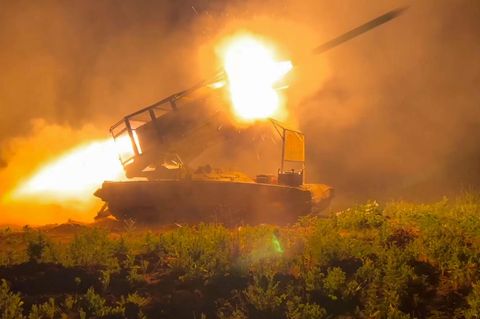 Ein Mehrfachraketenwerfer der russischen Armee auf ukrainische Stellungen im Grenzgebiet der Region Kursk