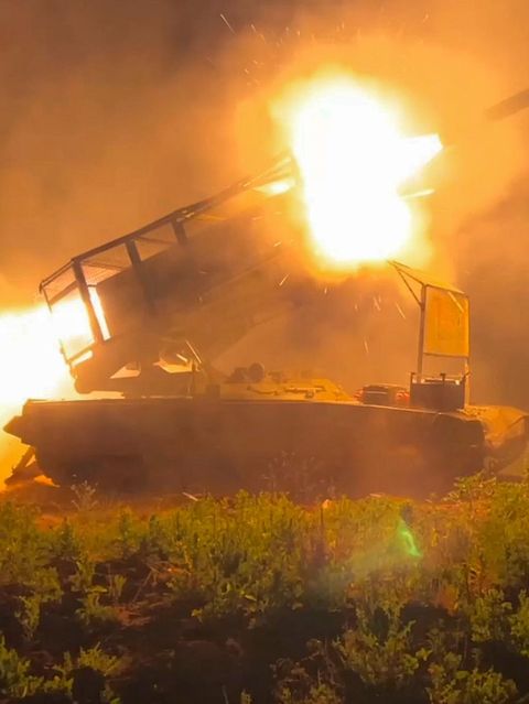 Ein Mehrfachraketenwerfer der russischen Armee auf ukrainische Stellungen im Grenzgebiet der Region Kursk
