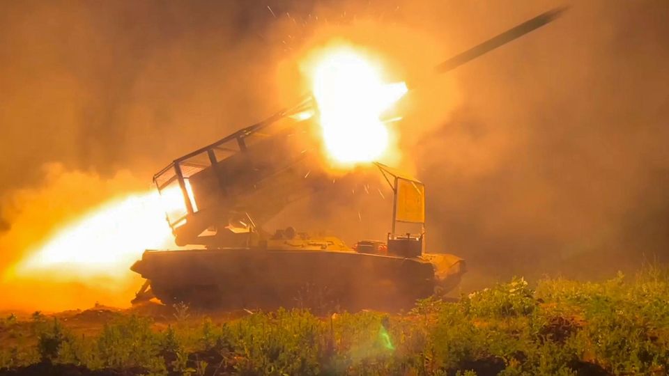 Ein Mehrfachraketenwerfer der russischen Armee auf ukrainische Stellungen im Grenzgebiet der Region Kursk