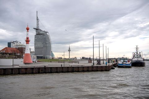 Mit dem Blick auf sein Smartphone ist ein Mann an der Seebäderkaje in Bremerhaven beim Pokémon-Go-Spiel ins Wasser gestürzt