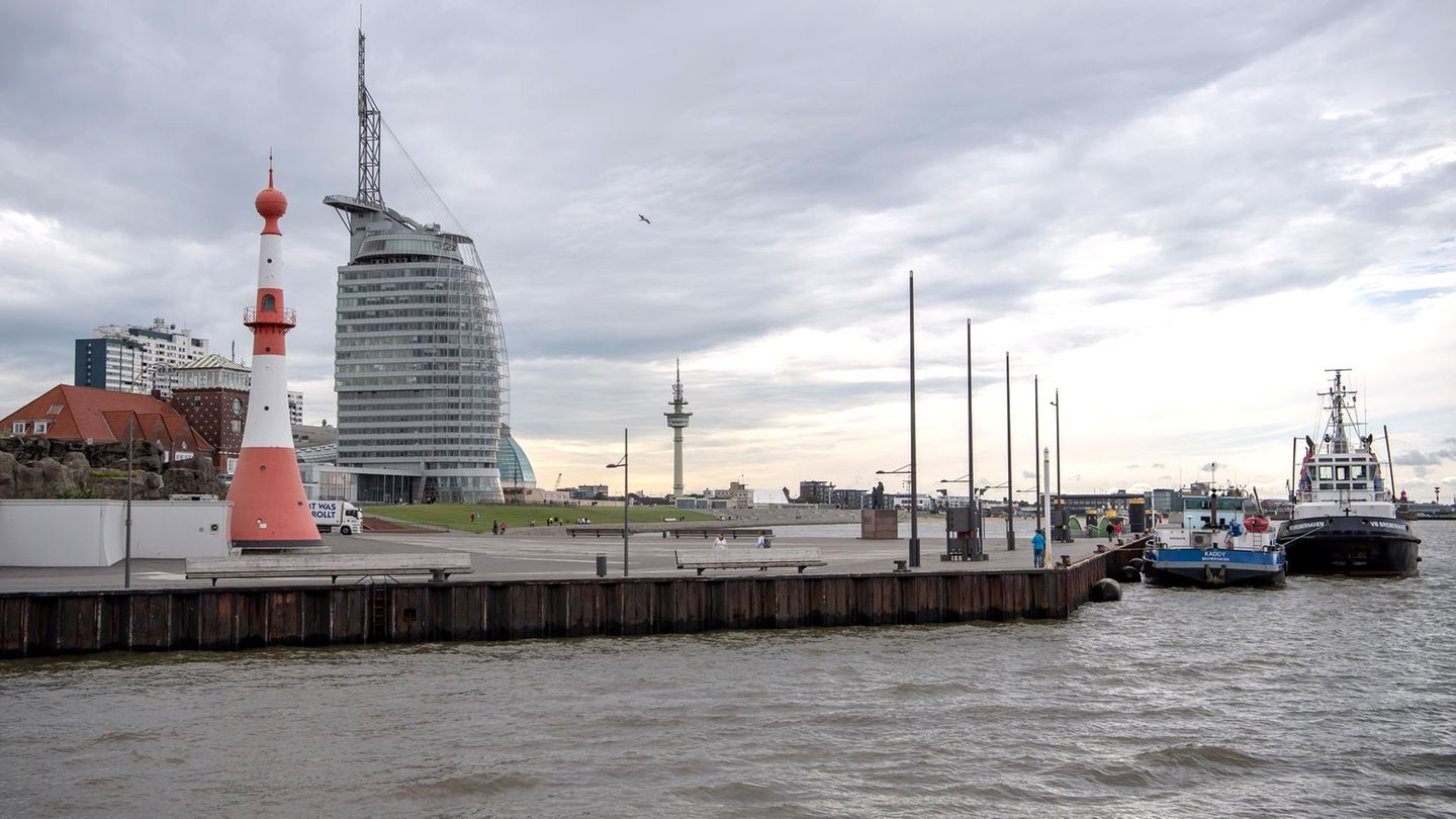 Mit dem Blick auf sein Smartphone ist ein Mann an der Seebäderkaje in Bremerhaven beim Pokémon-Go-Spiel ins Wasser gestürzt