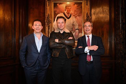 Beste Freunde – noch: Elon Musk (Mitte) mit Reform-Parteichef Nigel Farage (r.) und Schatzmeister Nick Candy am 17.12. in Donald Trumps Hauptquartier Mar-a-Lago