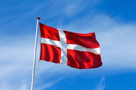 Die dänische Flagge weht im Wind
