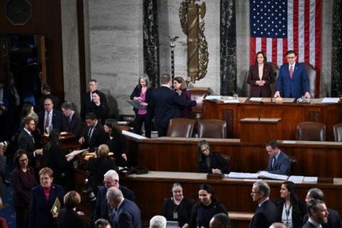 Vizepräsidentin Kamala Harris am Vorsitzenden-Pult