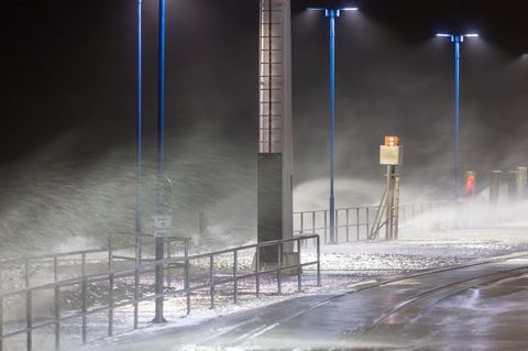 In Dagebüll (Schleswig-Holstein) peitscht durch den Sturm die Gischt der Nordsee gegen den Fähranleger
