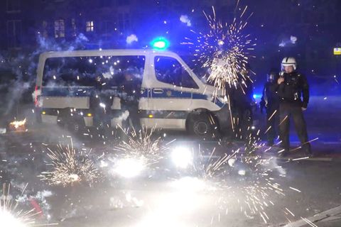 Mitunter wurden Polizeibeamte in Berlin Ziel von Angriffen mit Pyrotechnik