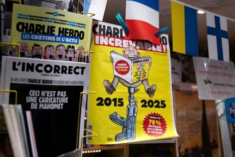 Sonderausgabe an einem Kiosk in Paris