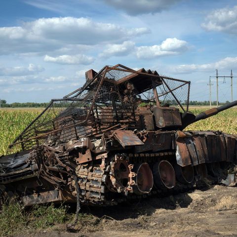 Ein durch die Ukraine zerstörter russischer Panzer liegt am Straßenrand