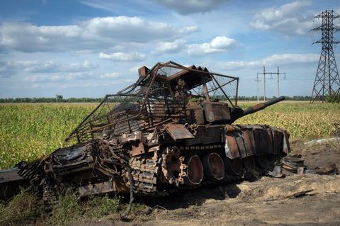 Ein durch die Ukraine zerstörter russischer Panzer liegt am Straßenrand