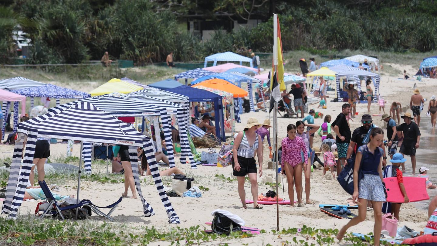 Cabanas an einem Strand im Bundesstaat Queensland, Australien