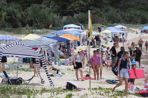 Cabanas an einem Strand im Bundesstaat Queensland, Australien