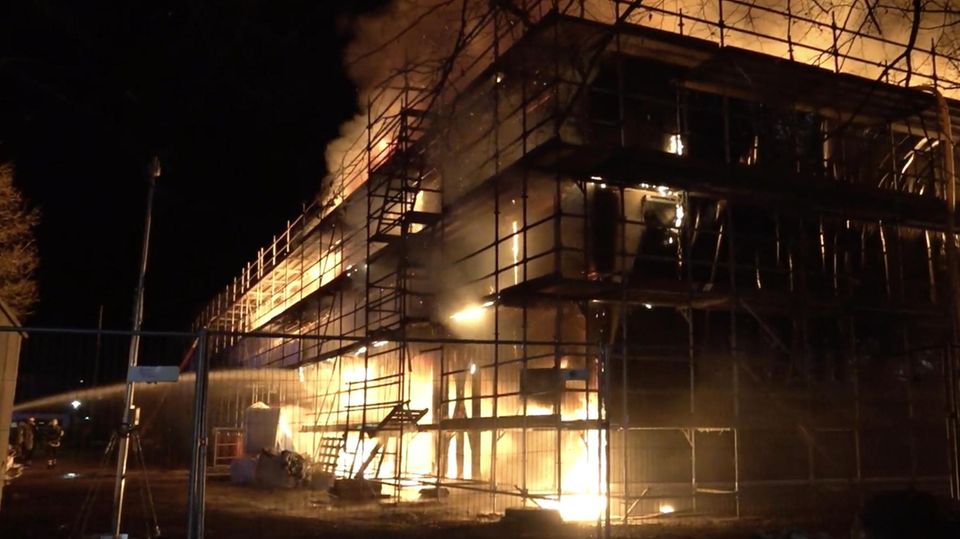 In der Nacht von Montag auf Dienstag tobte ein Unwetter durch Deutschland. Die Folgen dessen, sehen Sie im Video.