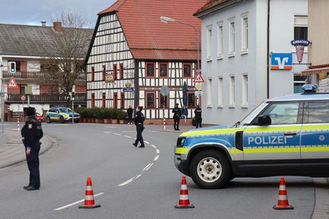 Großeinsatz wegen einer mutmaßlichen Geiselnahme vor einer Bankfiliale im hessischen Rimbach