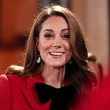 Happy Birthday, Prinzessin Kate! Die Frau Prinz William wird am Donnerstag 43. Ihren Ehrentag feiert sie dieses Jahr zuhause in Windsor - und nicht wie sonst üblich auf ihrem Landsitz in Norfolk. Kate hat ein schwieriges Jahr hinter sich, kehrte erst vor wenigen Wochen nach einer überstandenen Chemotherapie an die Arbeit zurück. Ihre Auftritte sind nun seltener, doch wenn sie kommt, dann immer mit voller Präsenz, wie hier bei einem Weihnachtsgottesdienst in London Anfang Dezember.