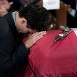 Justin Trudeau bricht am Sarg seines Vaters zusammen,