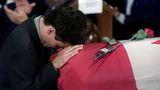 Justin Trudeau bricht am Sarg seines Vaters zusammen,