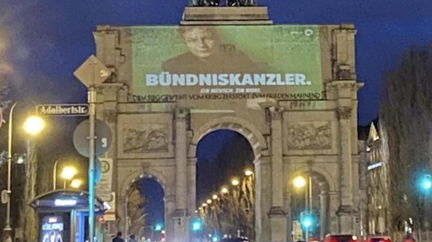 XXL-Habeck in Munich: Police stop the Greens’ projector campaign (video)