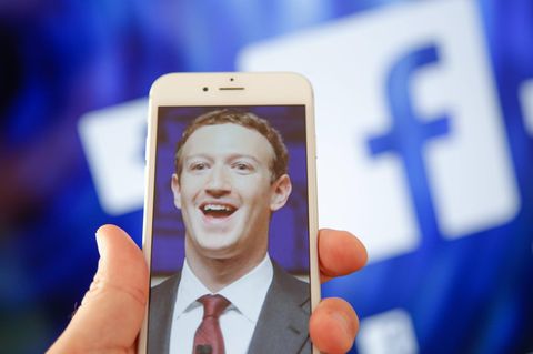 Mark Zuckerberg auf dem Bildschirm eines Mobiltelefons