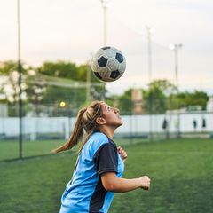 Bebilderung Demenz-Risiko: Eine Mädchen spielt Fußball