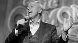 Der mit der Familien-Band The Osmonds berühmt gewordene US-Musiker starb am 1. Januar nach Komplikationen durch einen Schlaganfall im Alter von 73 Jahren. Wayne Osmond hatte in den 1950er Jahren begonnen, gemeinsam mit mehreren Brüdern als Band aufzutreten. In wechselnden Besetzungen wurden die Osmonds schließlich weltweit erfolgreich – unter anderem mit dem Song "Crazy Horses"