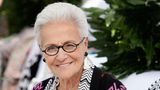 Die italienische Modeschöpferin starb am 1. Januar im Alter von 93 Jahren. Rosita Missoni gründete gemeinsam mit ihrem Ehemann Ottavio die berühmte Marke Missoni und führte sie zum internationalen Erfolg. Bunte Farben und das Zickzackmuster waren schon immer das Markenzeichen des Hauses. Die Missonis hatten drei Kinder, die alle im Familienunternehmen mitarbeiteten
