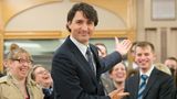 Trudeau bittet Journalisten, den Saal zu verlassen, damit er mit seiner ersten Fraktionssitzung beginnen kann