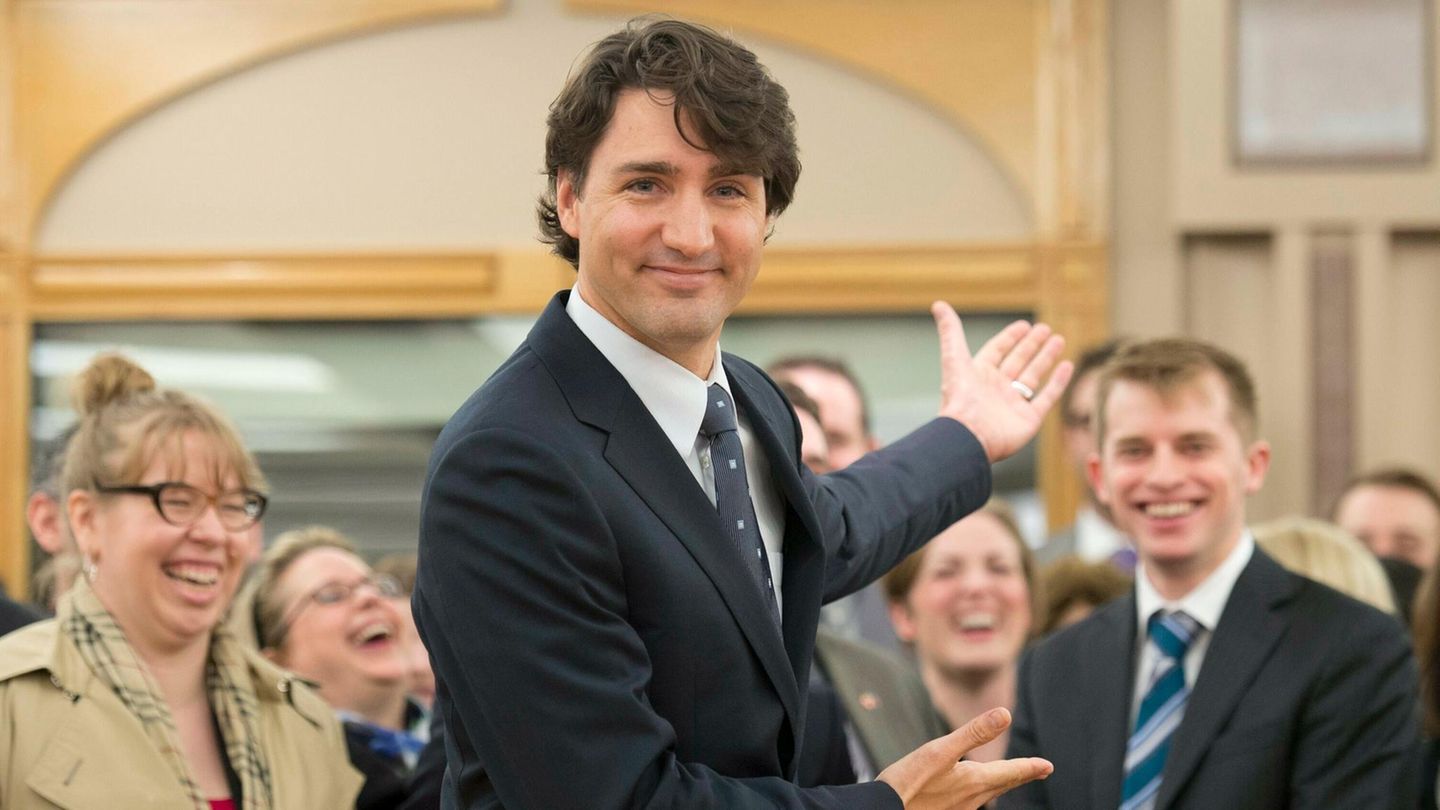 Gipfelstürmer Trudeau bittet Journalisten, den Saal zu verlassen, damit er mit seiner ersten Fraktionssitzung beginnen kann