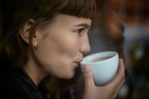 Frau trinkt Kaffee