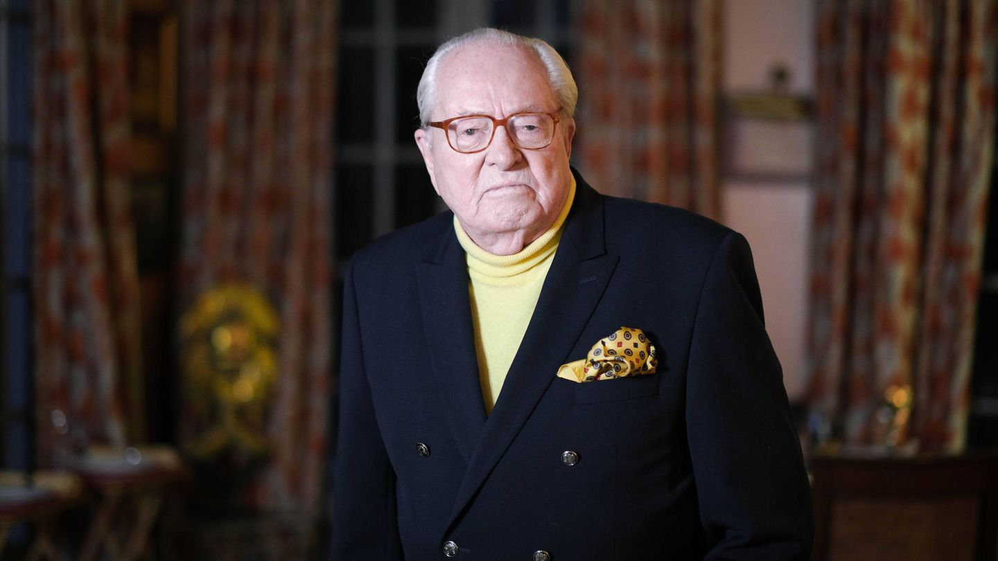 Jean-Marie Le Pen Der französische Rechtsextremist starb am 7. Januar im Alter von 96 Jahren. Le Pen hatte Aufsehen erregt, als er 2002 überraschend gegen den Konservativen Jacques Chirac in die Stichwahl der Präsidentschaftswahl einzog. 2015 wurde der mehrfach wegen Rassismus und Antisemitismus verurteilte Politiker dann aber auf Betreiben seiner Tochter Marine Le Pen aus der Partei ausgeschlossen
