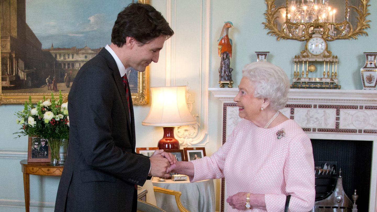 Royales Hello Trudeau macht Queen Elizabeth seine Aufwartung