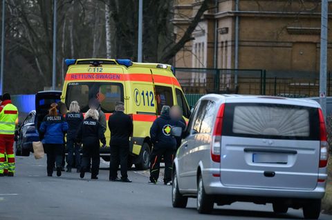 Ein Polizist ist bei einer Fahndung im brandenburgischen Lauchhammer getötet worden. Rettungskräfte waren danach am Tatort