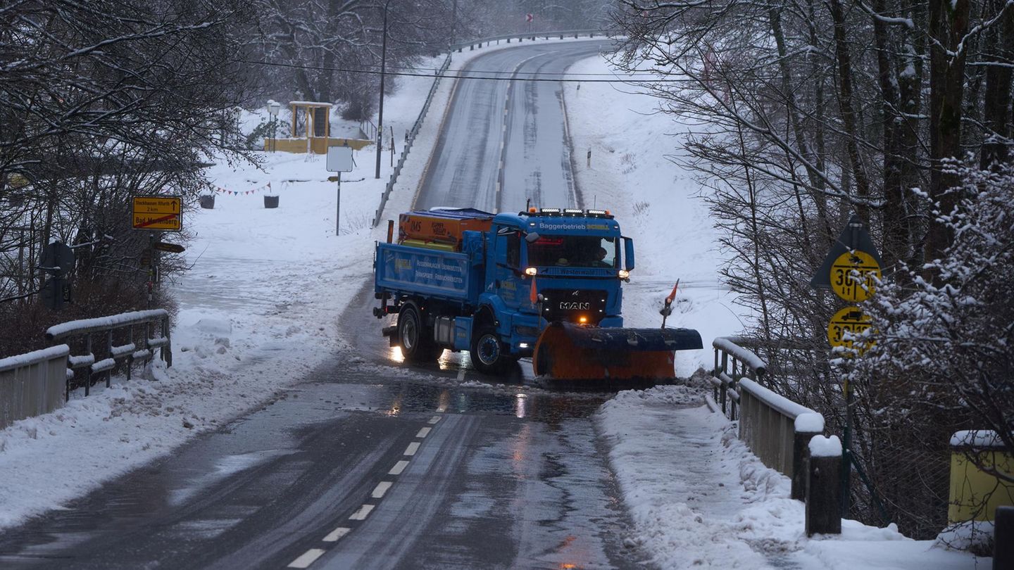 Mancherorts muss am Mittwoch noch Schnee geräumt werden, in weiten Teilen ist das Wetter aber regnerisch