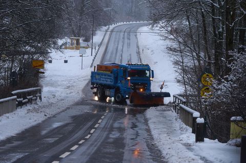 Mancherorts muss am Mittwoch noch Schnee geräumt werden, in weiten Teilen ist das Wetter aber regnerisch