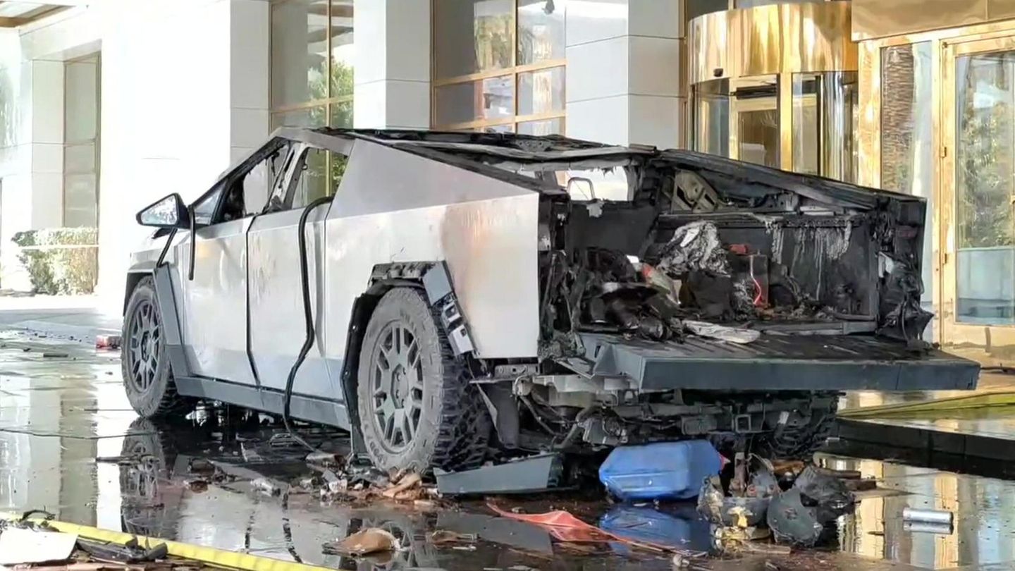 Ein Cybertruck voller Feuerwerk und Benzin steht ausgebrannt in Las Vegas