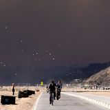 Radfahrer fliehen vor dem Flammen