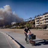 in Einwohner von Pacific Palisades schiebt seine Schwiegermutter in einem Einkaufswagen weg