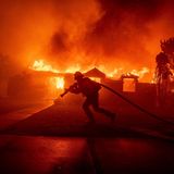 Ein Feuerwehrmann kämpft gegen die Flammen