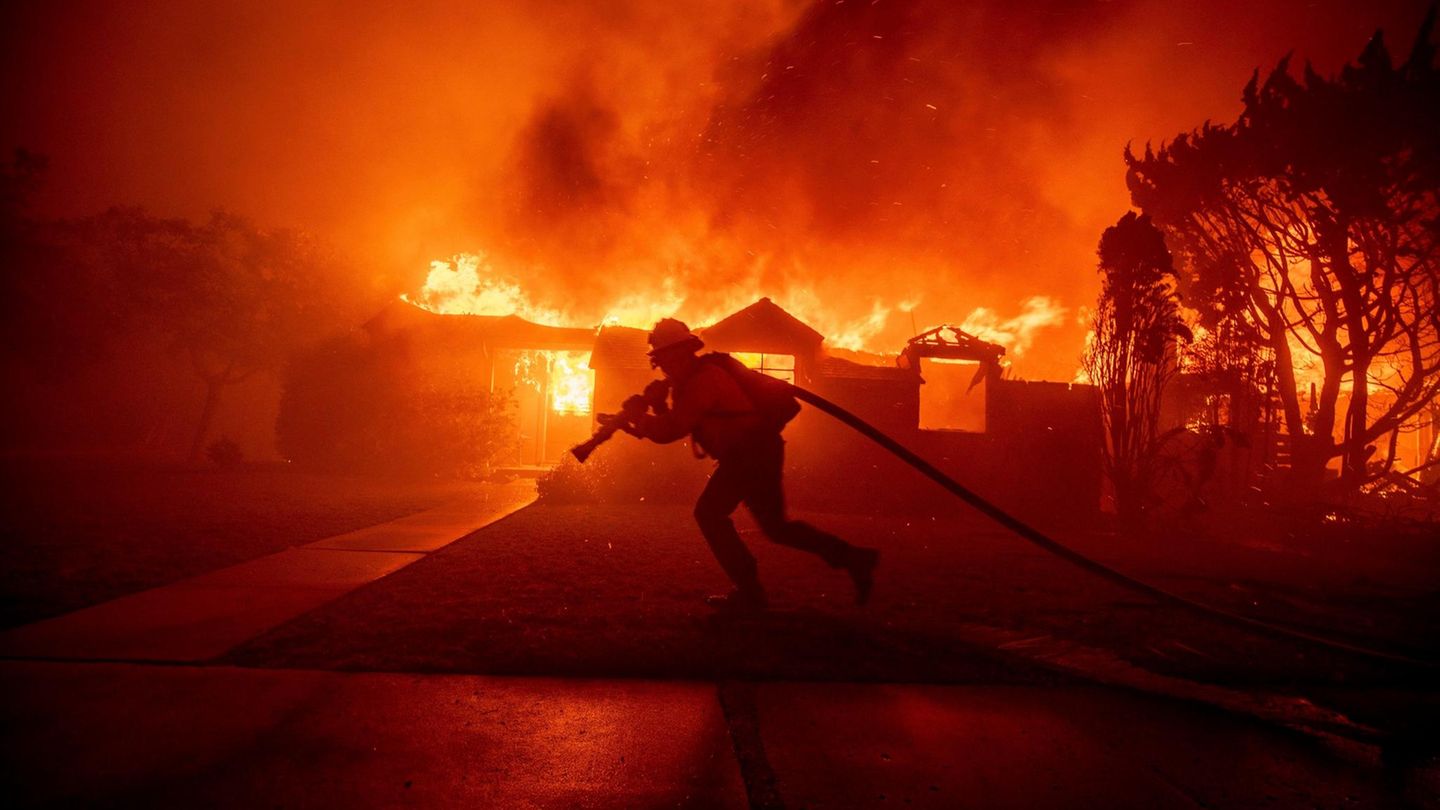 Ein Feuerwehrmann kämpft gegen die Flammen