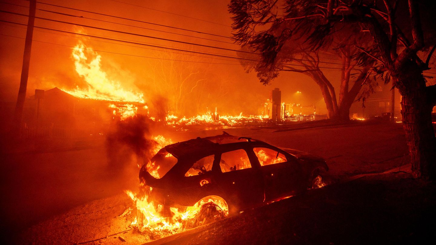 Flammen fressen sich durch Autos und Häuser