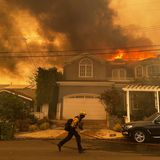Ein Wohnhaus brennt, während ein Feuerwehrmann gegen das Palisades-Feuer im Stadtteil Pacific Palisades in Los Angeles kämpft