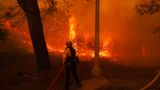 Ein Feuerwehrmann kämpft gegen die Flammen in Los Angeles