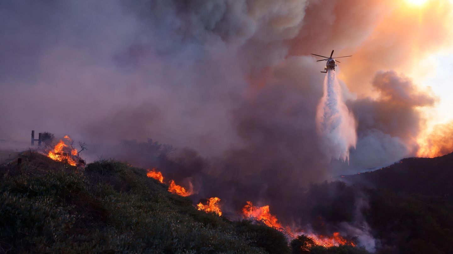Löschhubschrauber versuchen die Flammen aus der Luft zu bekämpfen. Das Feuer brennt am Dienstagabend auf einer Fläche von elf Quadratkilometern