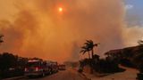 Der Rauch füllt den Himmel über Pacific Palisades. Böen von bis zu 110 Kilometern pro Stunde wirbeln Dienstag Funken durch die Gegend und entfachen so neue Brände