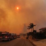 Der Rauch füllt den Himmel über Pacific Palisades. Böen von bis zu 110 Kilometern pro Stunde wirbeln Dienstag Funken durch die Gegend und entfachen so neue Brände