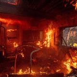 Das Feuer frisst sich Dienstag durch ein Wohnhaus in Pacific Palisades. Der Stadtteil von Los Angeles ist bei Prominenten beliebt, Tom Hanks, Ben Affleck oder auch Jennifer Aniston besitzen hier Häuser – oder muss man sagen: besaßen?