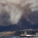 Hinter dem berühmten Santa-Monica-Pier ist Dienstag der Rauch des Feuers sichtbar