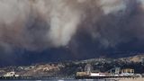 Hinter dem berühmten Santa-Monica-Pier ist Dienstag der Rauch des Feuers sichtbar